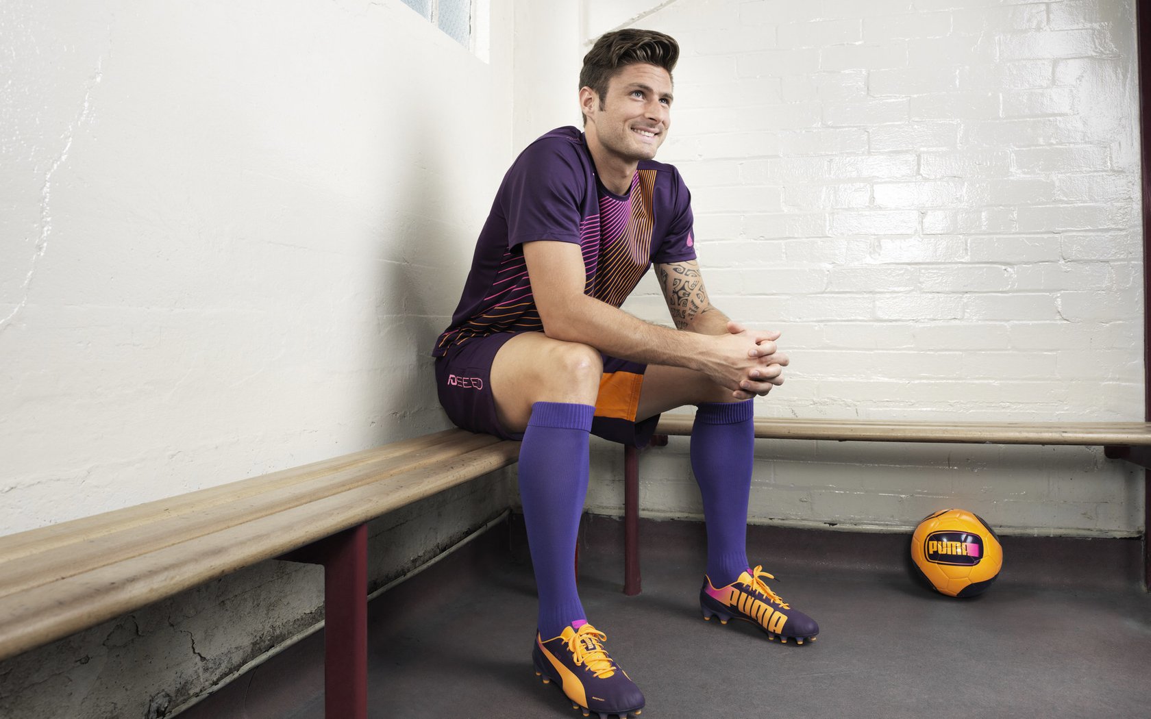 纽卡斯尔中锋背身支点作用明显，纽卡斯尔主客场球衣